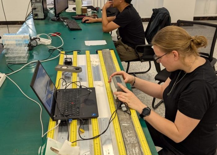 Forscher*innen untersuchen in Asien Erdschichten. Die Daten tragen sie auf ihren Laptops ein.